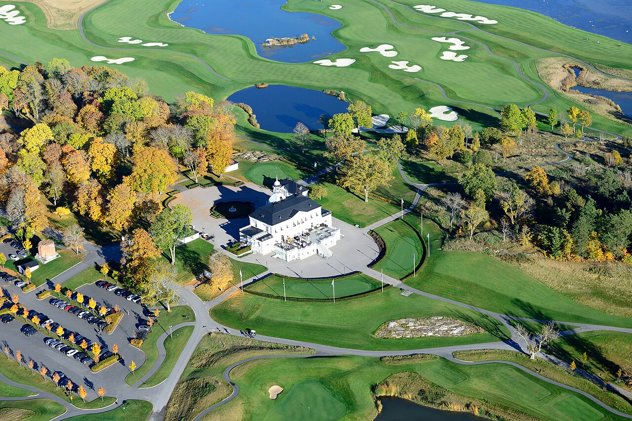 Golfmiljö vid Bro Hof Slott Golf Club.