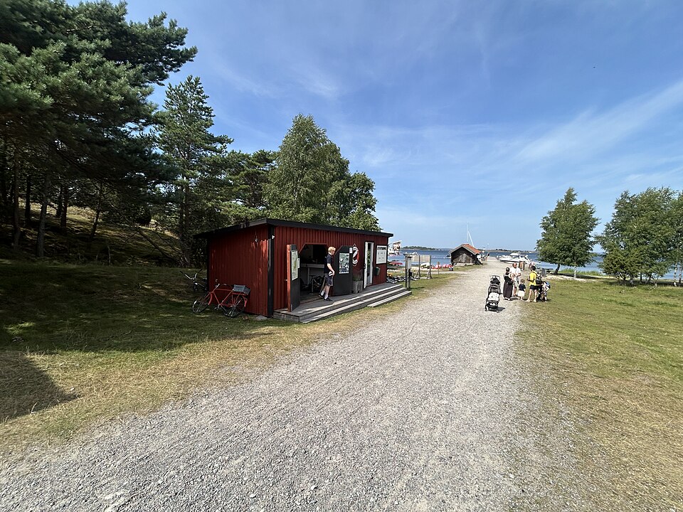 Bryggmiljö på Nåttarö, juli 2026. Snorkelleden ligger nära bryggan men visas inte under vatten i fotot.